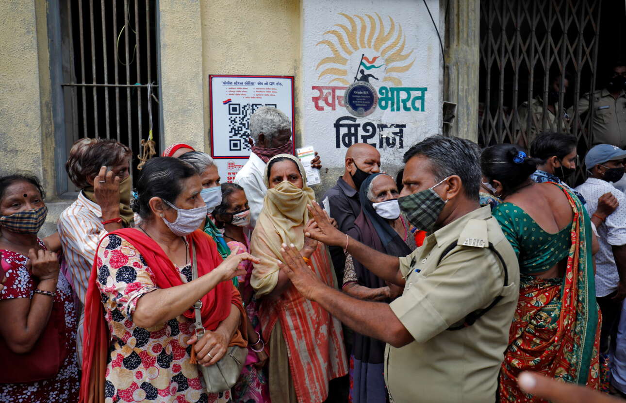 Ινδία: Το 67% του πληθυσμού έχει αντισώματα λόγω της ανεξέλεγκτης μετάδοσης του κορονοϊού