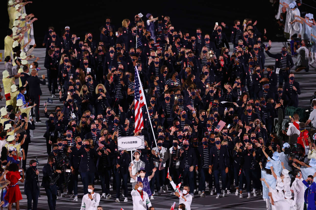 Η «ναυαρχίδα» των Ολυμπιακών Αγώνων, η ομάδα των ΗΠΑ εισέρχεται στο Ολυμπιακό Στάδιο με σημαιοφόρους τη μπασκετμπολίστρια Σου Μπερντ και τον αθλητή του μπέιζμπολ Εντι Αλβάρεζ