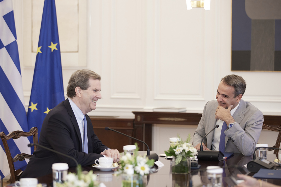 Συνάντηση Μητσοτάκη με τον εκτελεστικό διευθυντή του American Jewish Committee