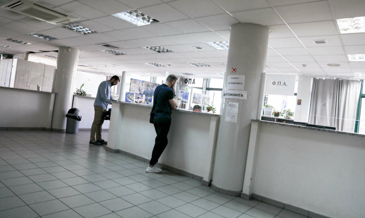 ΥΠΕΣ: Ποιοι δημόσιοι υπάλληλοι μπορούν να μην πάνε στις δουλειές τους λόγω καύσωνα