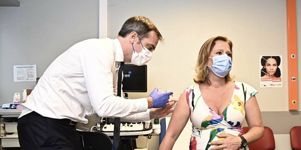 Γαλλία: Ο υπουργός Υγείας εμβολίασε έγκυο υφυπουργό μπροστά στις κάμερες