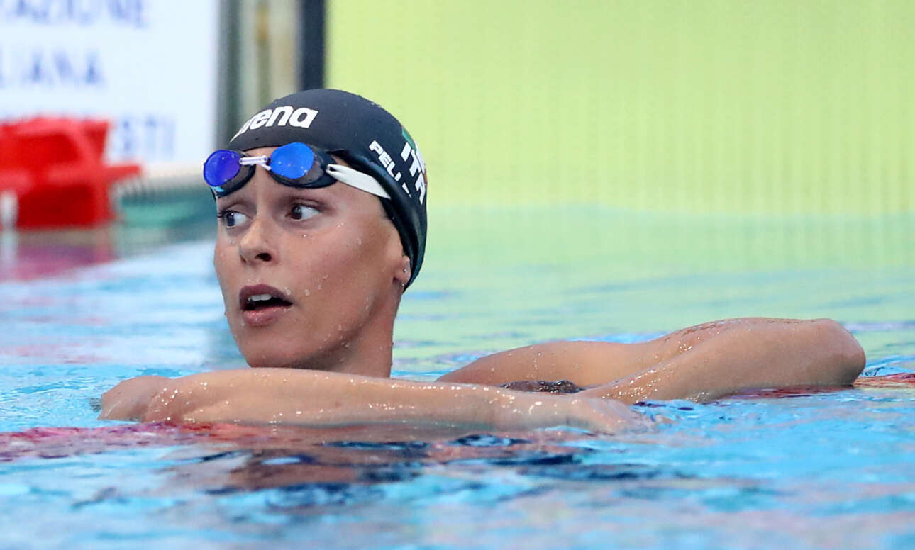 Η «γοργόνα» του γλυκού νερού βγήκε στη στεριά