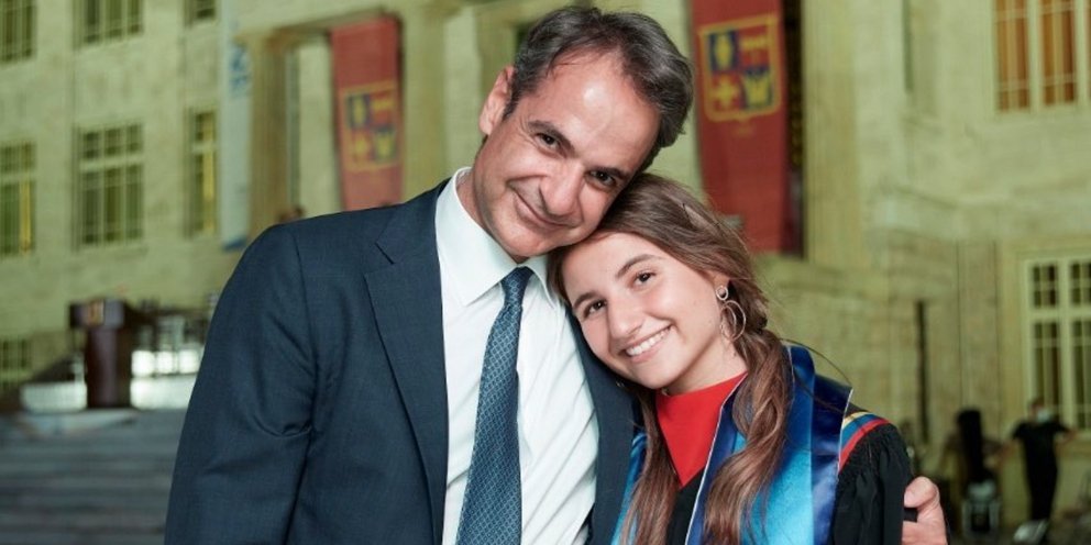 Η τρυφερή αγκαλιά του Πρωθυπουργού στην κόρη του, Δάφνη, για την αποφοίτησή της