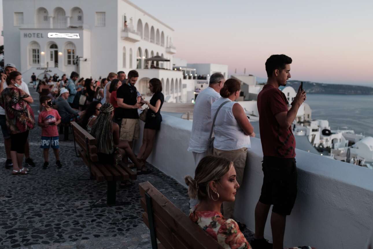 Συναγερμός με 51 κρούσματα σε 24 ώρες στη Σαντορίνη – Ανησυχία και για την Πάρο