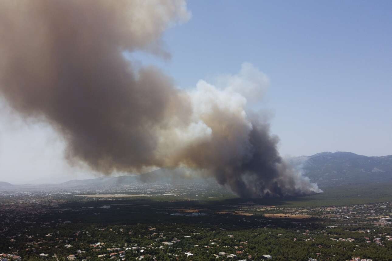 Γιατί τέτοια καταστροφή; Η φωτιά στη Βαρυμπόμπη «δημιούργησε τον δικό της καιρό» [video]