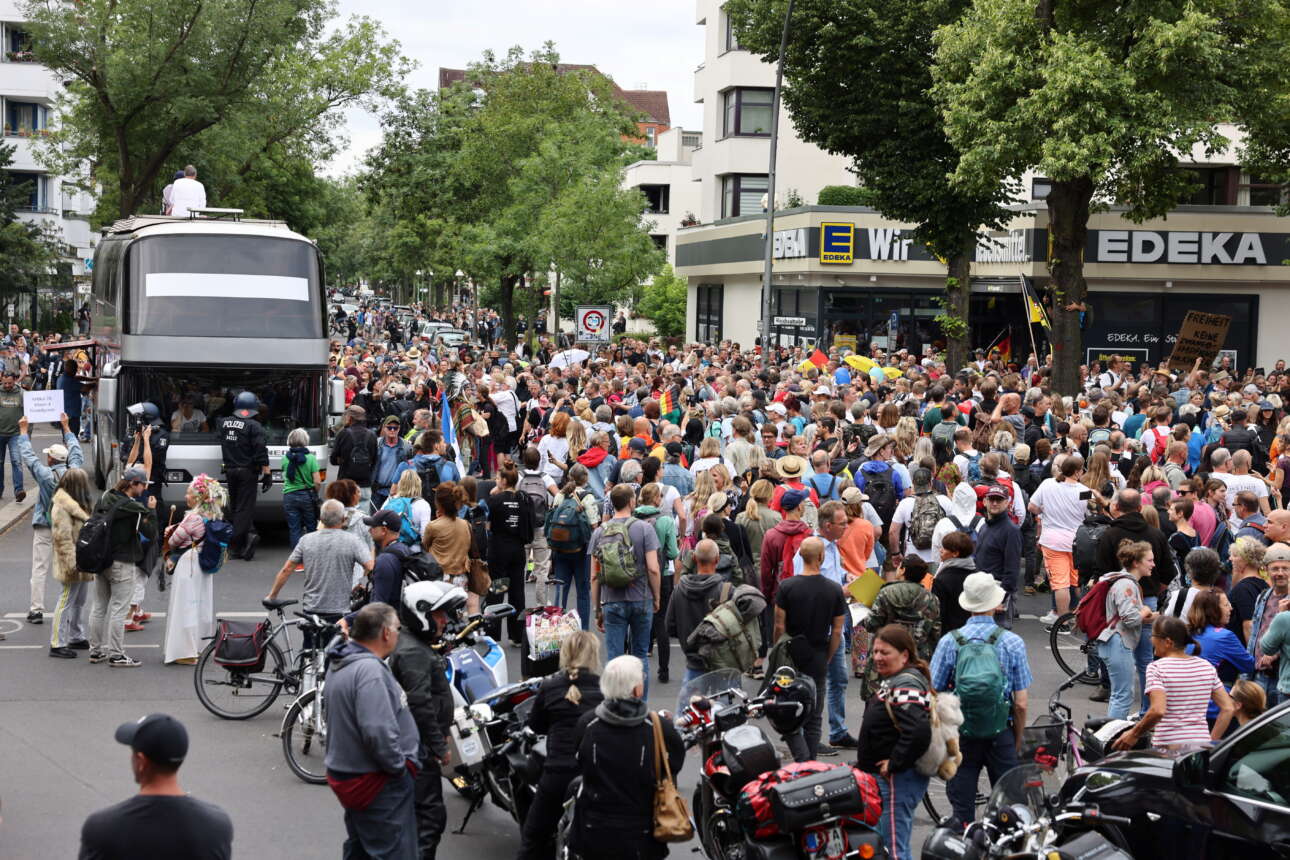 Επεισόδια στη Γερμανία σε διαδήλωση για τα μέτρα περιορισμού