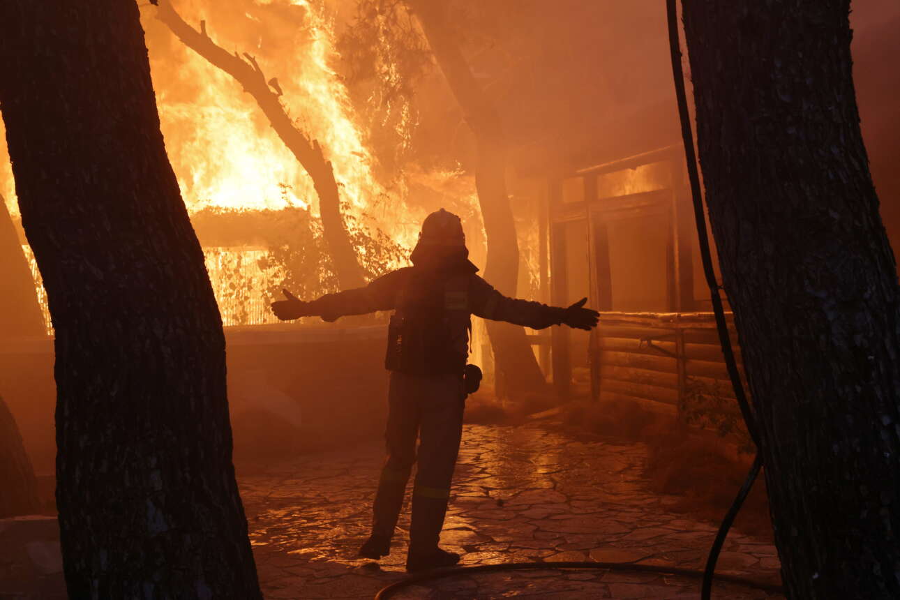 Πυροσβέστης σε απόγνωση - η φωτιά καίει τα πάντα μπροστά του την πρώτη εφιαλτική νύχτα στη Βαρυμπόμπη