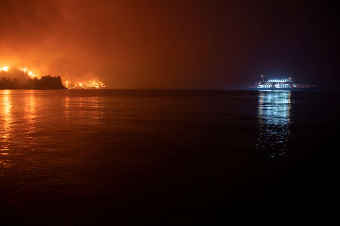 Νύχτα Παρασκευής, 6 Αυγούστου. Η Λίμνη Ευβοίας παραδίδεται στις φλόγες. Το φέρι «Αλκυών» έχει μόλις καταφέρει να αποπλεύσει διασώζοντας τους εγκλωβισμένους