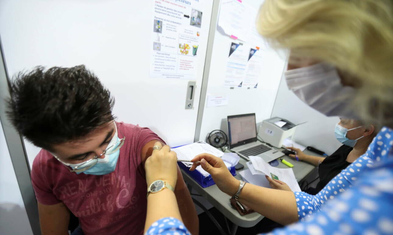 Η Γαλλία κέρδισε το στοίχημα του εμβολιασμού – θα βγει κερδισμένος και ο Μακρόν;