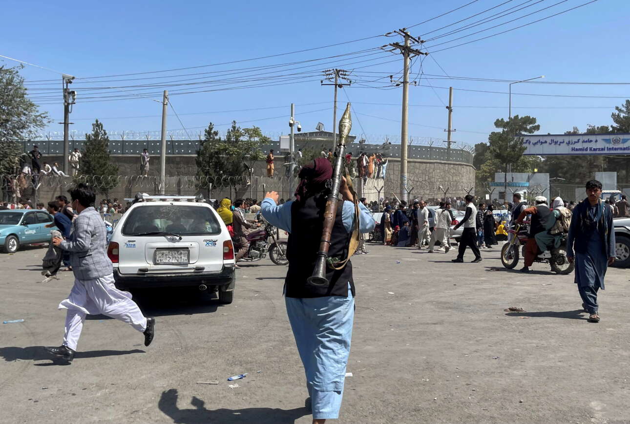 Ταλιμπάν με αντιαρματικά, κόσμος σε πανικό, έξω από το αεροδρόμιο της Καμπούλ