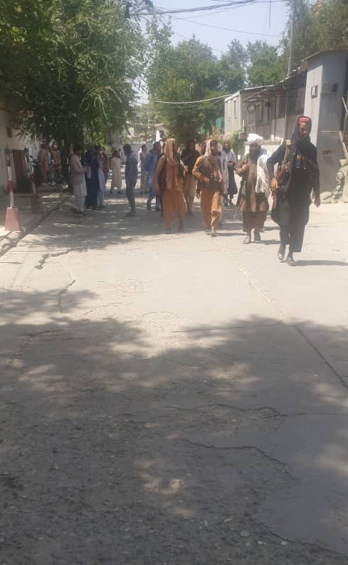Δευτέρα απόγευμα, Καμπούλ. Ταλιμπάν εισβάλλουν στο TOLO News, το εδώ και μία δεκαετία μεγαλύτερο δίκτυο ειδήσεων του Αφγανιστάν 