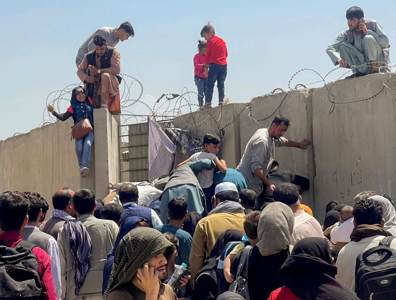 Απελπισμένοι πολίτες, οικογενειάρχες οι περισσότεροι, προσπαθώντας να μπουν στο αεροδρόμιο μπας και βρουν αεροπλάνο για να γλιτώσουν από τους Ταλιμπάν