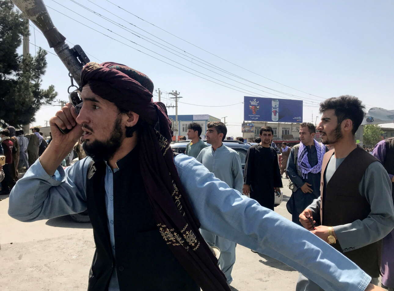 Με το αντιαρματικό στον ώμο, μέλος των Ταλιμπάν σπεύδει στο αεροδρόμιο «Χαμίντ Καρζάι» της Καμπούλ. Οι φανατικοί ισλαμιστές δεν δημιούργησαν επιπλέον πίεση στη διαδικασία εκκένωσης. Απλώς παρατηρούσαν το χάος που δημιούργησαν με την εισβολή τους στην αφγανική πρωτεύουσα