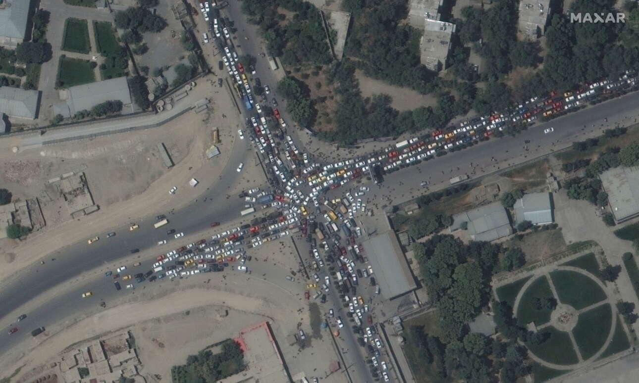 Δορυφορική φωτογραφία δείχνει το απίστευτο μποτιλιάρισμα προς το αεροδρόμιο της Καμπούλ τη Δευτέρα - αμέτρητοι Αφγανοί προσπαθούσαν να διαφύγουν. Μάταια...
