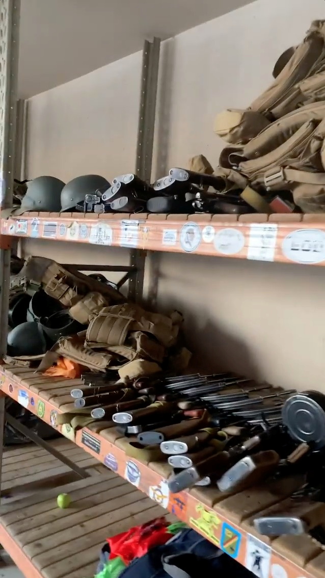 Κράνη και όπλα παρατημένα στο αεροδρόμιο «Χαμίντ Καρζάι» της Καμπούλ