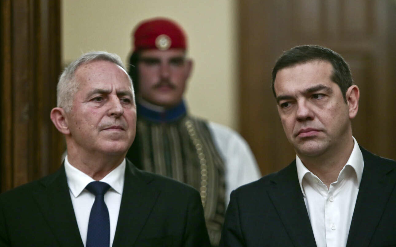 Οργή ΣΥΡΙΖΑ για Αποστολάκη: «Σωσίβιο» Μητσοτάκη με εξαγορά στελεχών έναντι υπουργικών θώκων