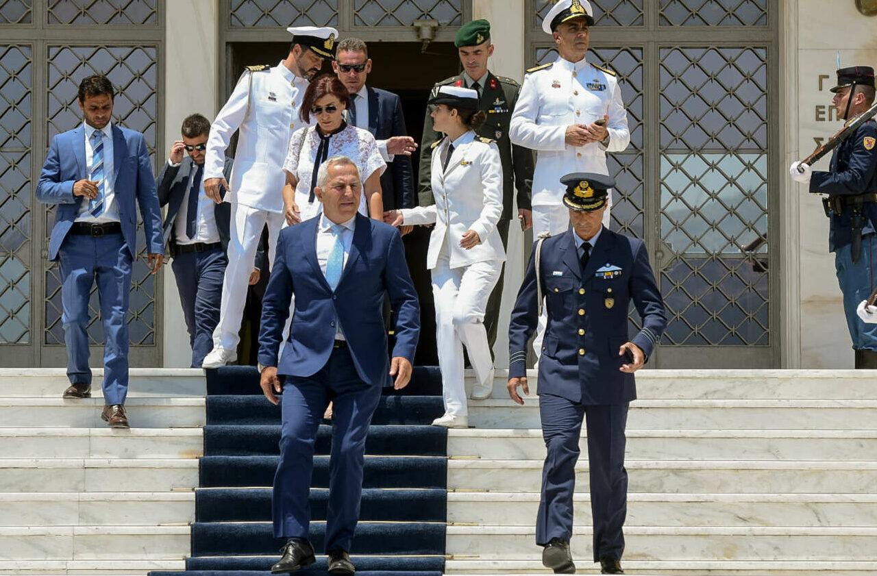 Ανασχηματισμός: Το παρασκήνιο της εμπλοκής με Αποστολάκη