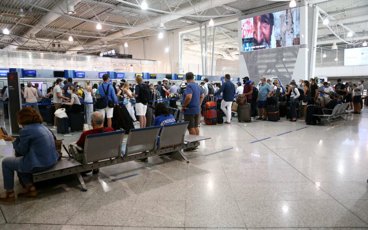 Υποχρεωτικό από τη Δευτέρα το τεστ για την επιστροφή από νησιά με αεροπλάνο