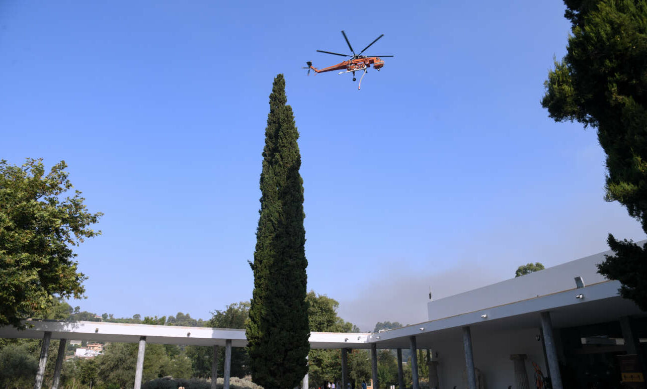 Ελπίδες στα εναέρια μέσα για τη σωτηρία της Αρχαίας Ολυμπίας από τις φλόγες