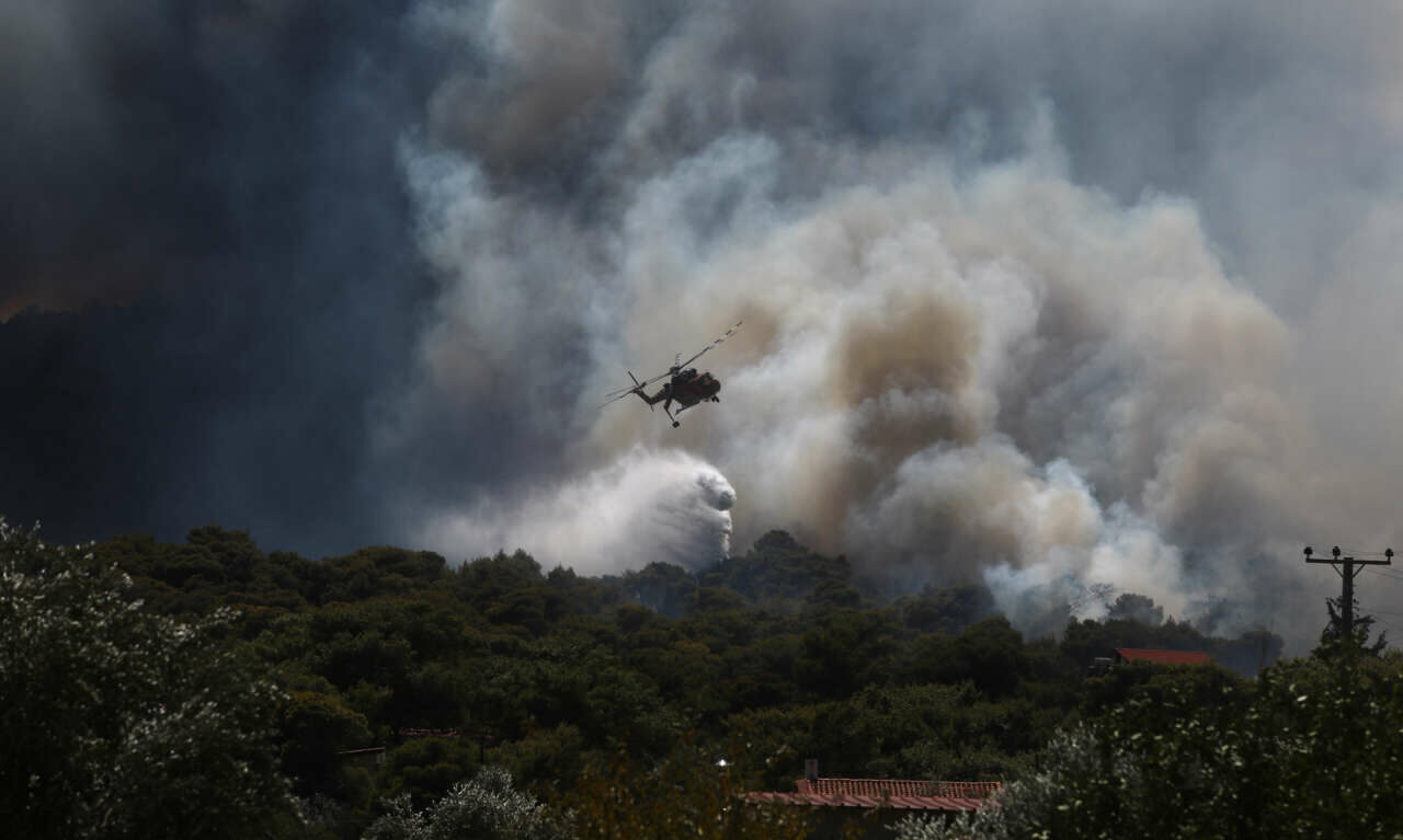 Πύρινη κόλαση σε Κερατέα και Βίλια- εκκενώθηκαν οικισμοί