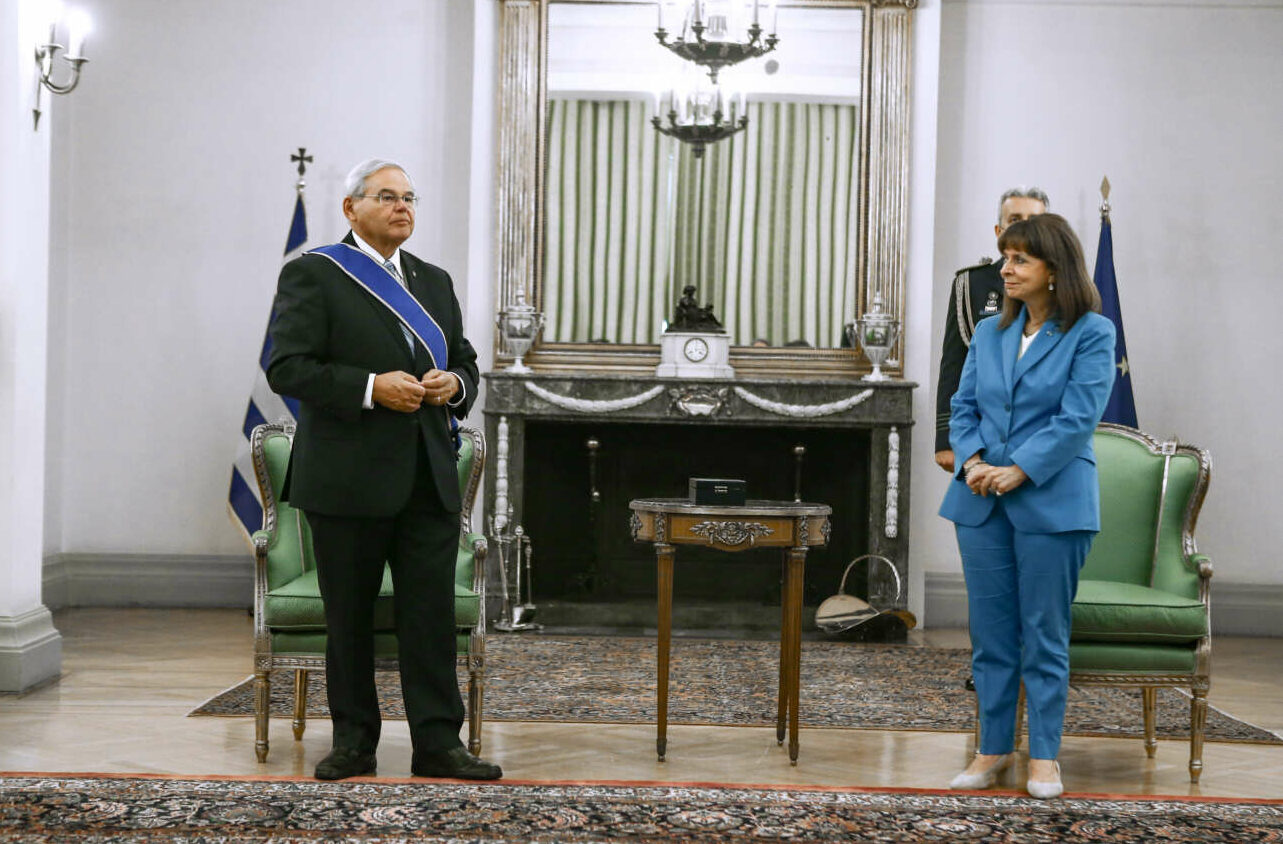 Ο Μεγαλόσταυρος του Τάγματος της Τιμής στον γερουσιαστή Μενέντεζ από την ΠτΔ