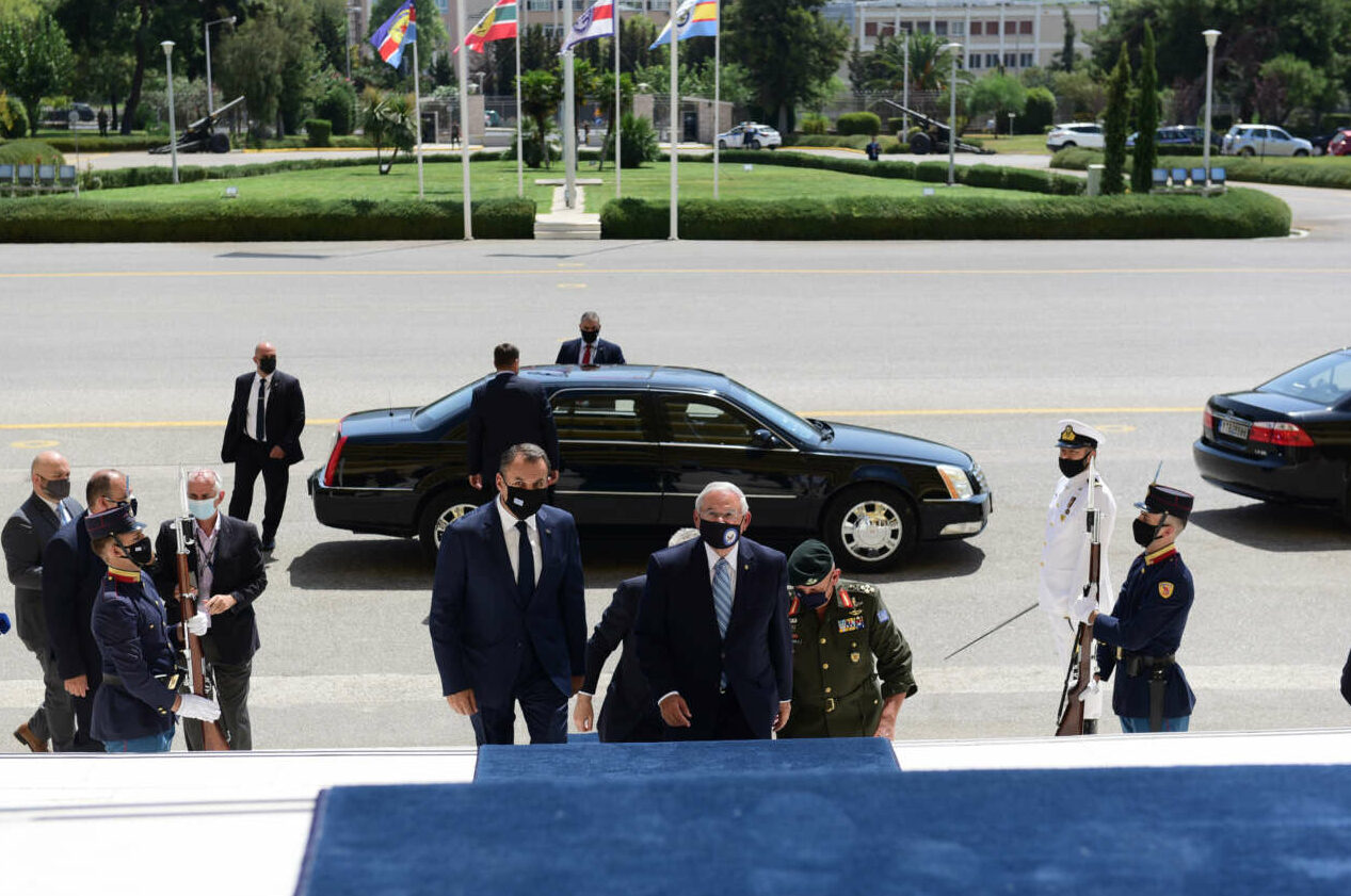 Πεντάγωνο: Αλεξανδρούπουλη, Σούδα, MDCA (και φρεγάτες) στο «μενού» της επίσκεψης Μενέντεζ