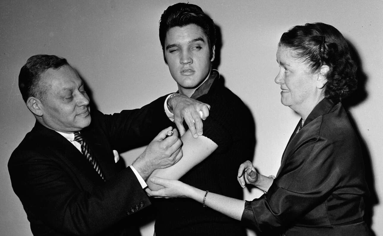 Οταν ο Ελβις Πρίσλεϊ εμβολιάστηκε μπροστά στις κάμερες