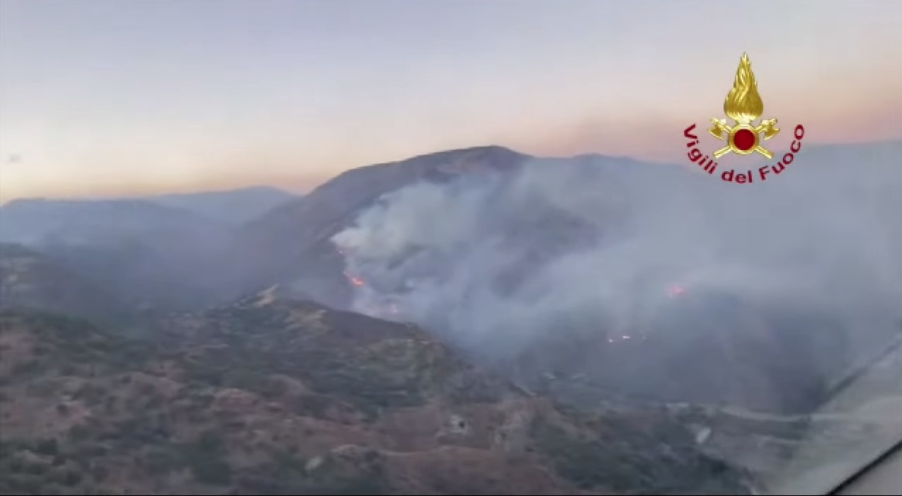 Τεράστια φωτιά απειλεί τα ελληνόφωνα χωριά της Κάτω Ιταλίας