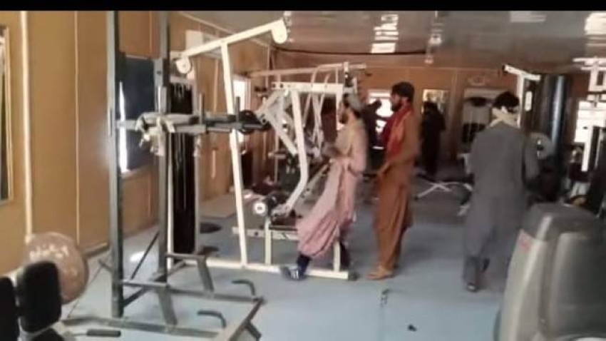 Ταλιμπάν στο εγκαταλελειμμένο γυμναστήριο του προεδρικού μεγάρου στην Καμπούλ