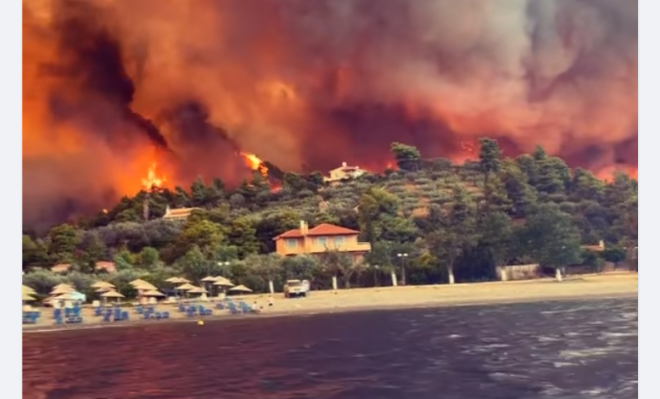 Δύσκολες ώρες στην Εύβοια: Καμένα σπίτια και μεγάλη μάχη με τις φλόγες
