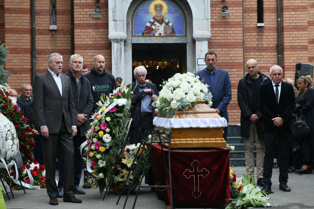 Τους ένωσε όλους: Ράτζα, Πάσπαλι, Ντανίλοβιτς, Ομπράντοβιτς, Ζντοβτς, Ντίβατς κουβάλησαν το φέρετρο του Ιβκοβιτς