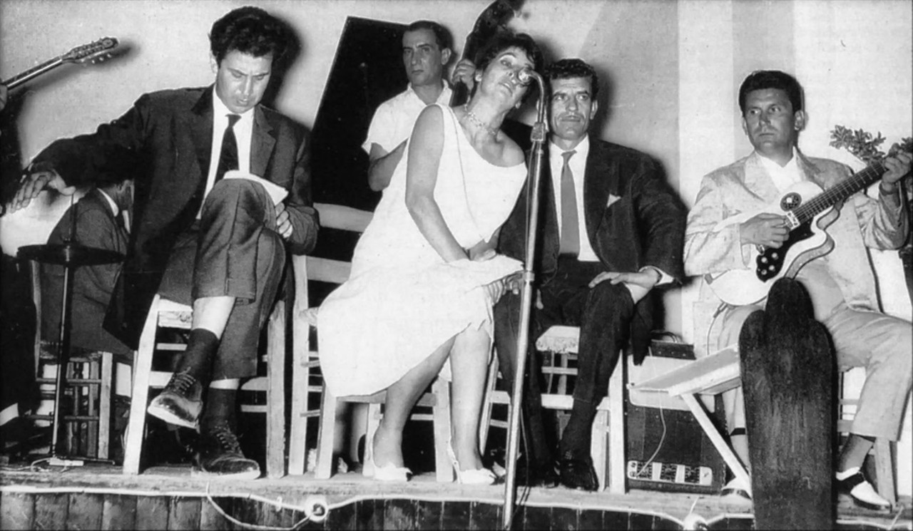 Καλοκαίρι του 1961, κέντρο «Μυρτιά». Μίκης Θεοδωράκης, Αλέκα Παϊζη, Γρηγόρης Μπιθικώτσης, παρουσιάζουν τον «Επιτάφιο»