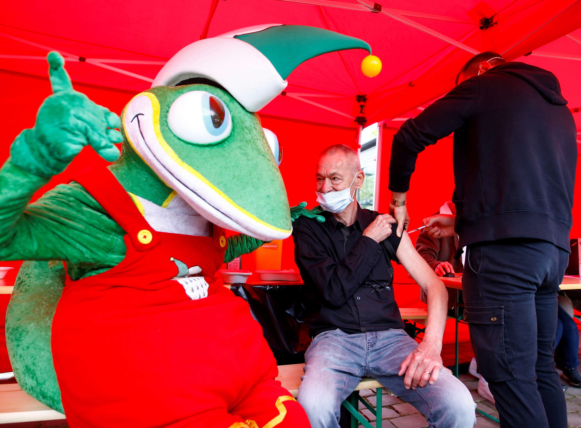 Η Μέρκελ ξανακάλεσε τους Γερμανούς να εμβολιαστούν άμεσα