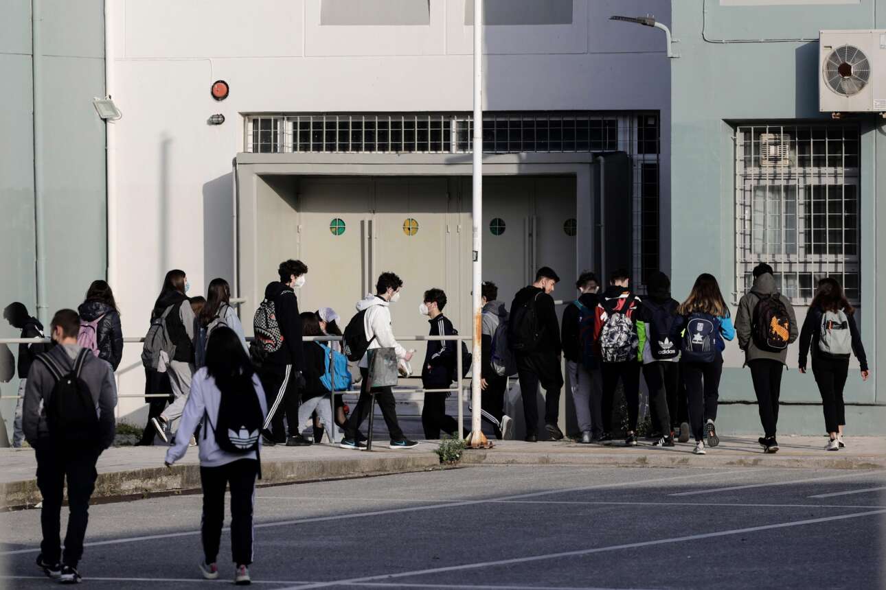 Κάθε εβδομάδα σχεδόν ένα παιδί νοσηλεύεται σε ΜΕΘ – Ανησυχητική αύξηση κρουσμάτων πριν τα σχολεία