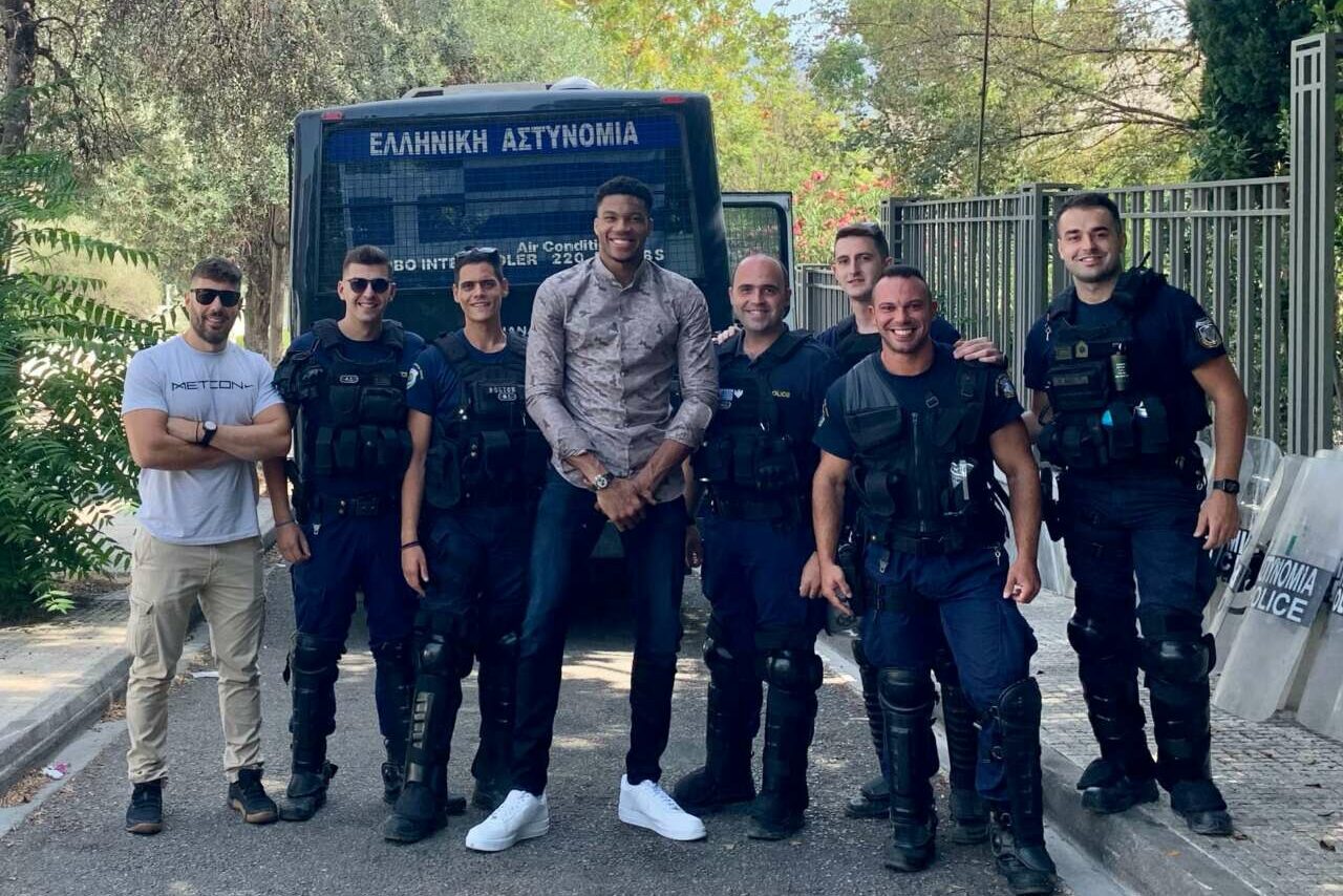 Ποιους πείραξε η εικόνα του Αντετοκούνμπο πλάι σε αστυνομικούς;