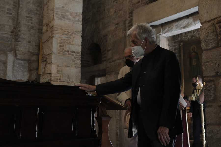 Ο Κώστας Γαβράς και ο Βασίλης Βασιλικός αποχαιρέτησαν τον Μίκη Θεοδωράκη