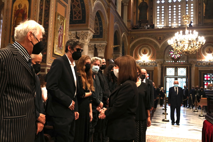 H Πρόεδρος της Δημοκρατίας Κατερίνα Σακελλαροπούλου εκφράζει τα συλλυπητήριά της στον Γιώργο Θεοδωράκη, γιο του Μίκη