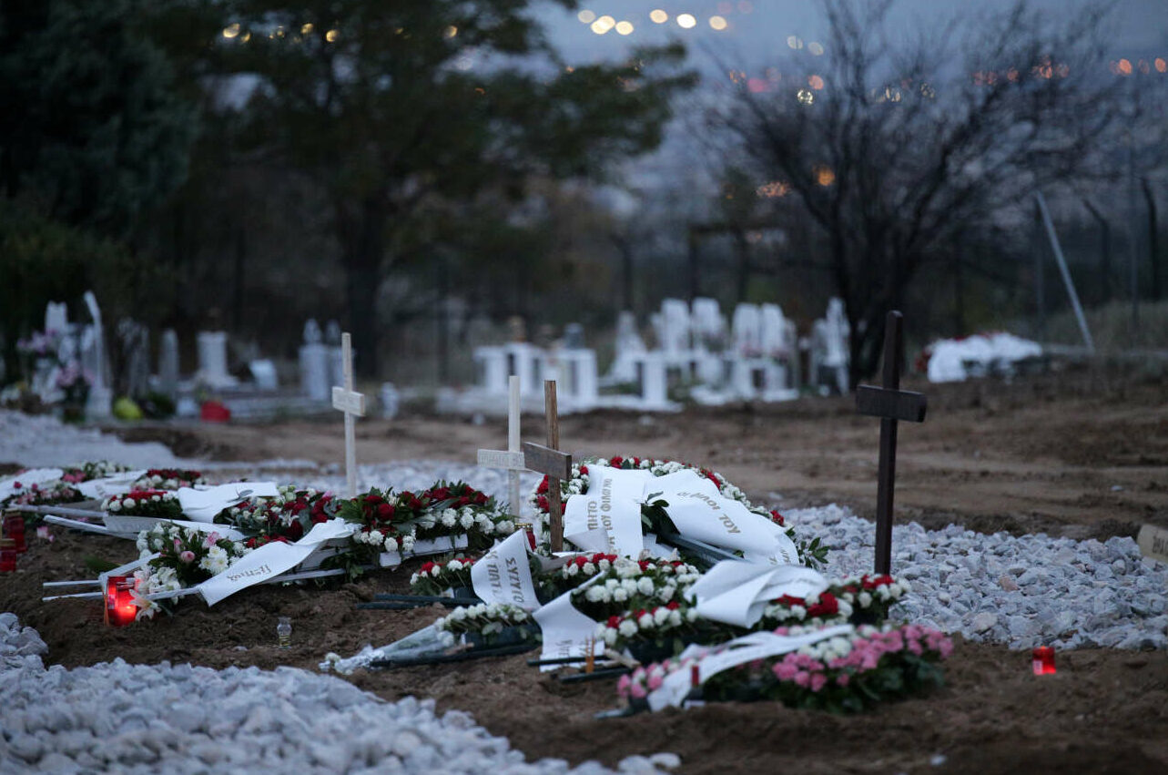 «Οχι, δεν πέθαναν από κορονοϊό!» – Δικομανείς αρνητές ζητούν εκταφές γερόντων