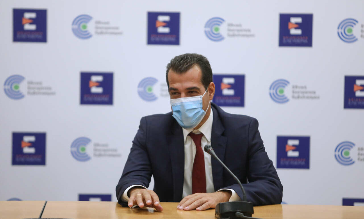 Πλεύρης για υποχρεωτικό εμβολιασμό: «Ολα είναι στο τραπέζι»