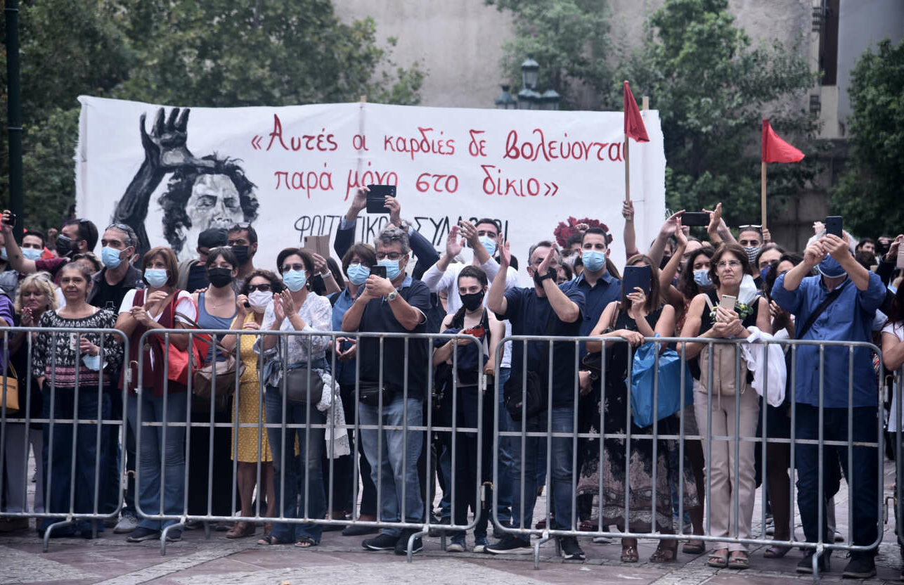 Σε μια ελεγχόμενη από το ΚΚΕ εκδήλωση, φοιτητικοί σύλλογοι της Αθήνας έδωσαν το «παρών» υψώνοντας πανό, ενώ κάποιοι θεώρησαν πρέπον για την περίσταση να αποδοκιμάσουν τον Πρωθυπουργό. Ο καθένας και το ήθος του...