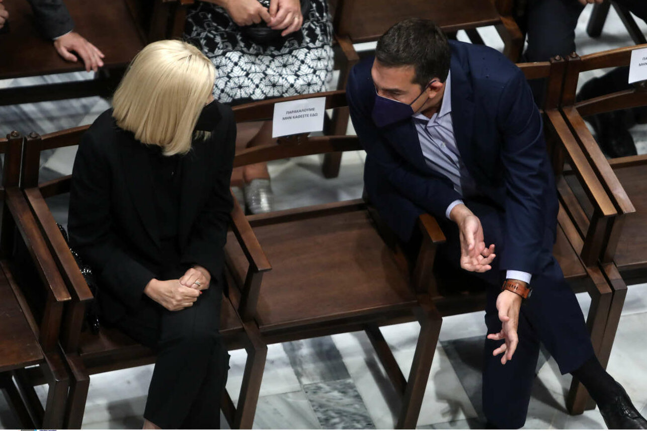 Φώφη Γεννηματά και Αλέξης Τσίπρας - μαζί με την ετικέτα «Παρακαλούμε μην κάθεστε εδώ», η φωτογραφία είναι από μόνη της ένα πολιτικό σχόλιο