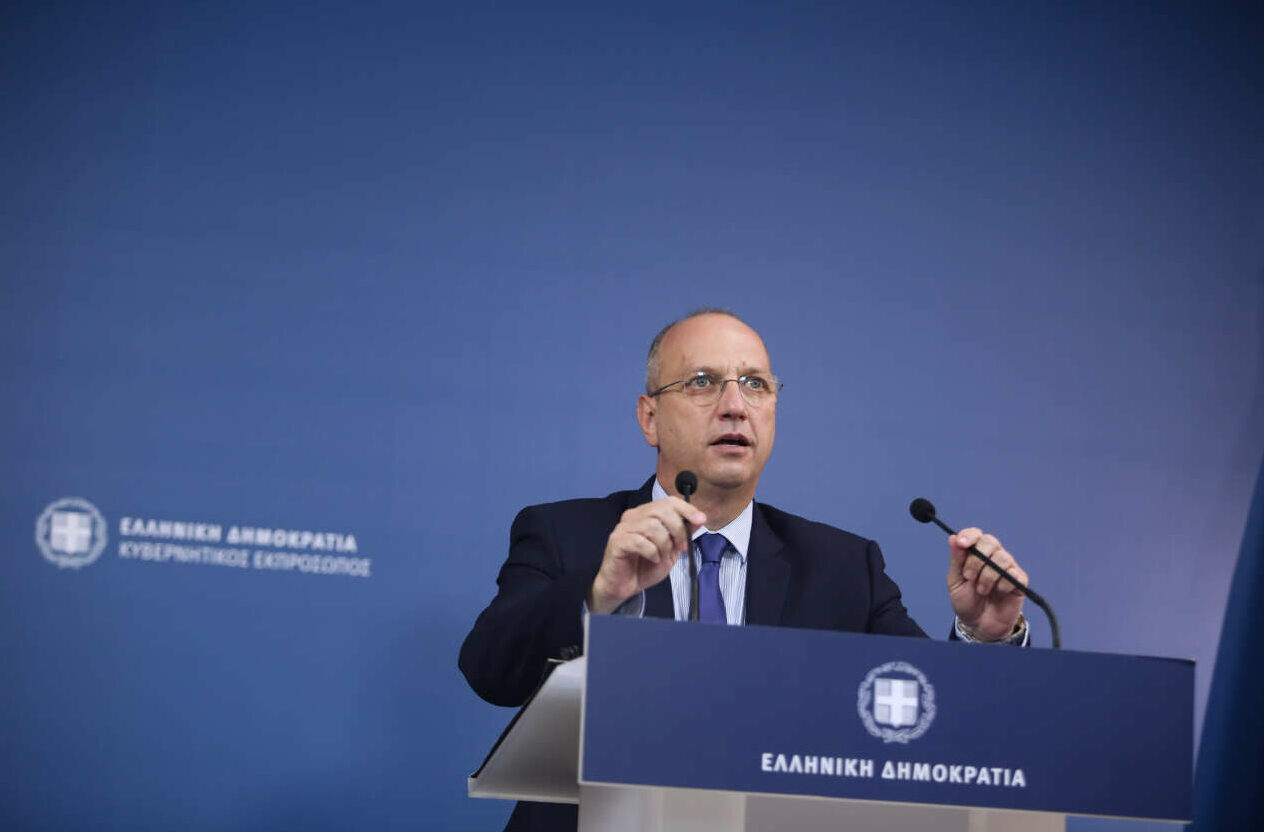 Απάντηση Οικονόμου σε ΣΥΡΙΖΑ: Είμαστε απέναντι στη Χρυσή Αυγή – δεν μετράμε αποστάσεις με υποδεκάμετρο