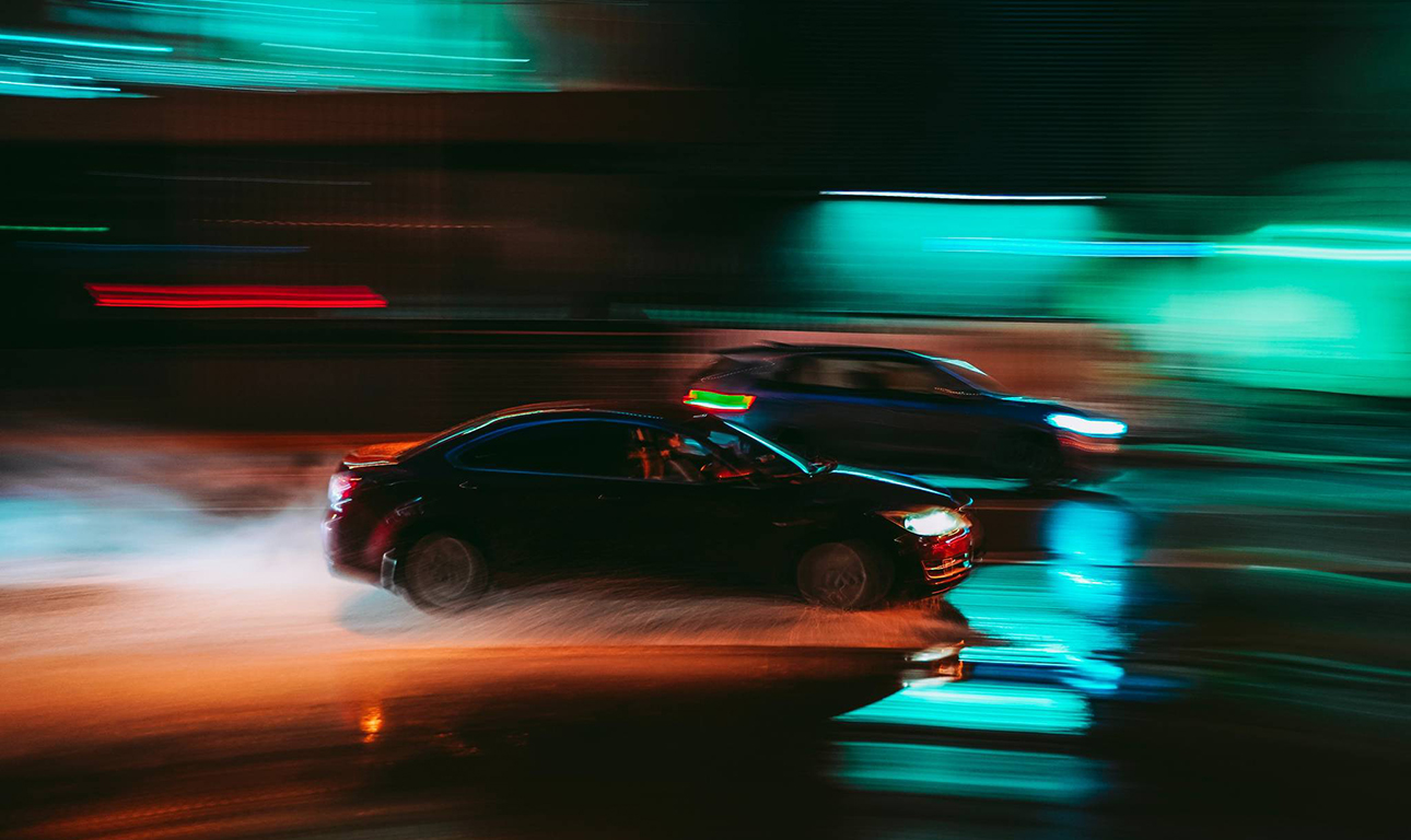 Η Παραλιακή και το επικίνδυνο, ανώριμο παιχνίδι