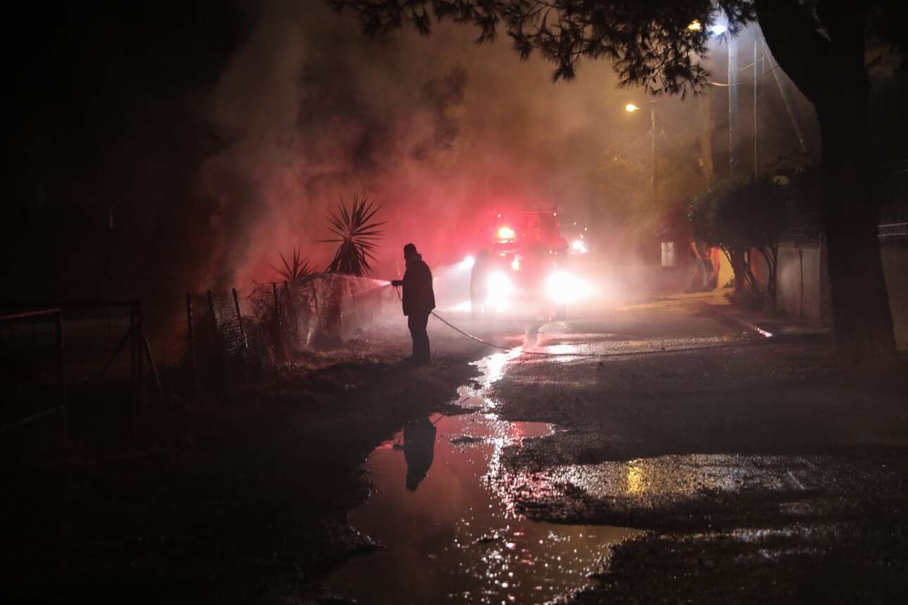 Μεγάλη φωτιά τη νύχτα στη Νέα Μάκρη – Απειλήθηκαν κατοικίες