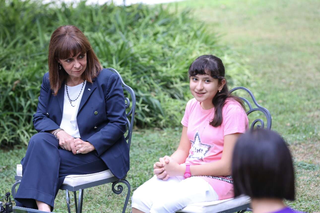 Τη 12χρονη πρόσφυγα Αρεζού συνάντησε η Σακελλαροπούλου – Από τη Μόρια με υποτροφία στη Βοστώνη