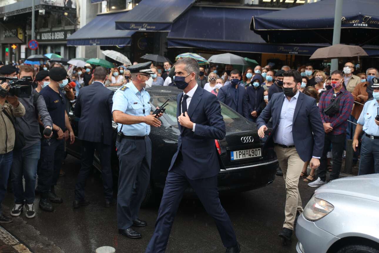 Ο δήμαρχος Αθηναίων Κώστας Μπακογιάννης διασχίζει την οδό Μητροπόλεως για να προσεγγίσει τον Ιερό Ναό
