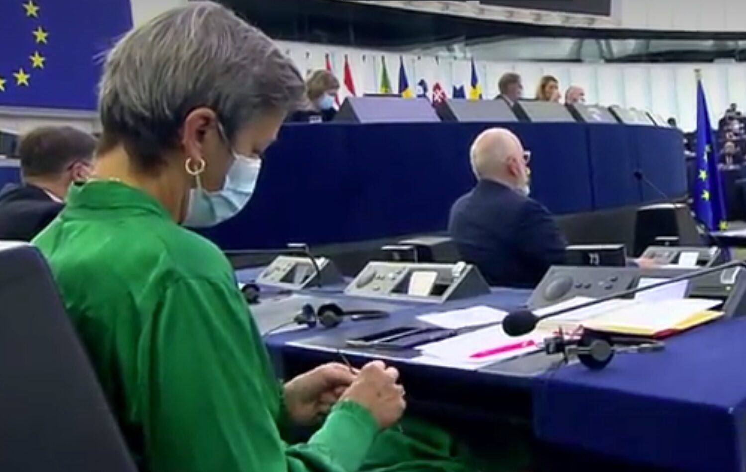 Η Βεστάγκερ το έριξε στο… πλέξιμο