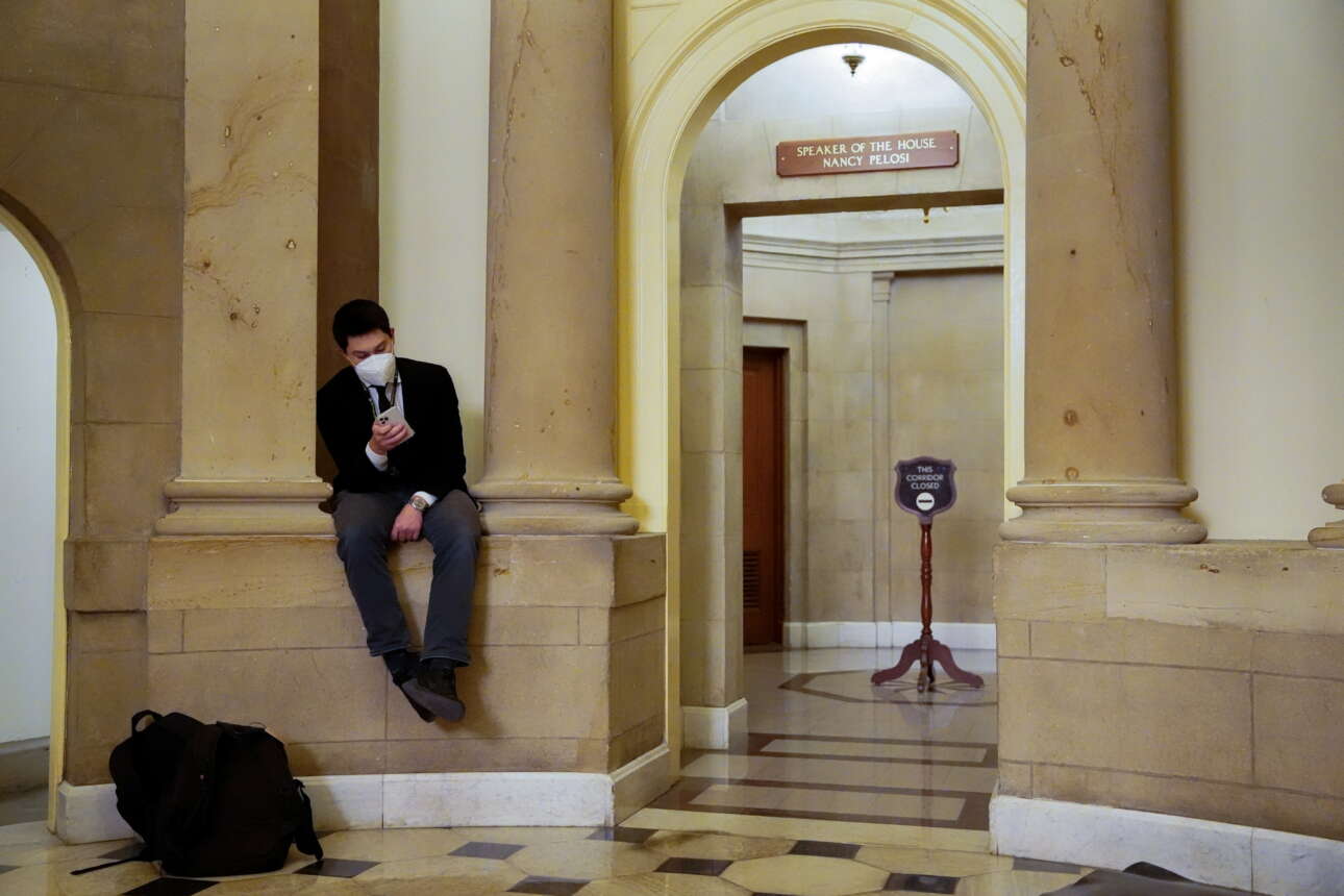 Πλήγμα για τον Μπάιντεν – «Εμφύλιος» στους Δημοκρατικούς για τις υποδομές των ΗΠΑ