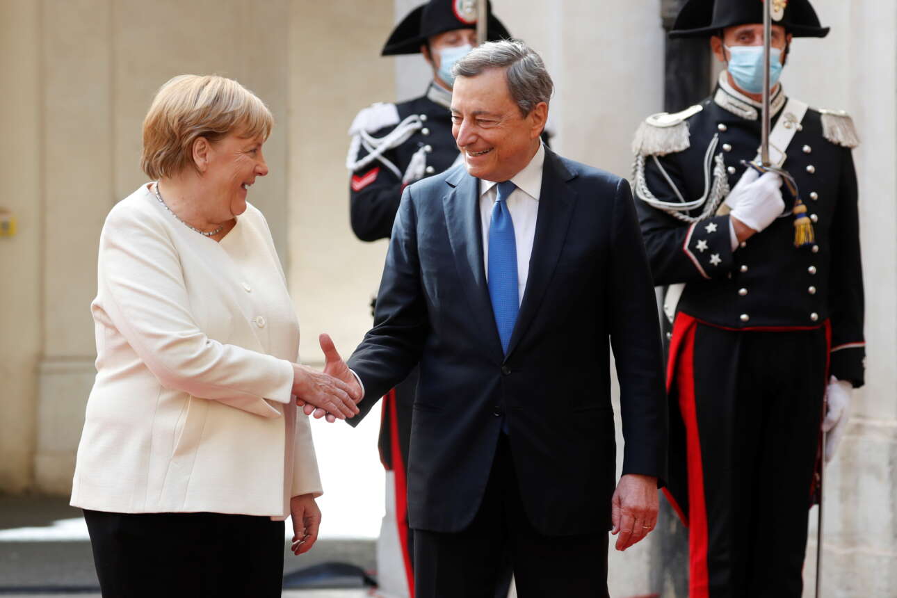 Θερμή υποδοχή στη Μέρκελ από Ντράγκι και Πάπα στην τελευταία επίσημη επίσκεψή της