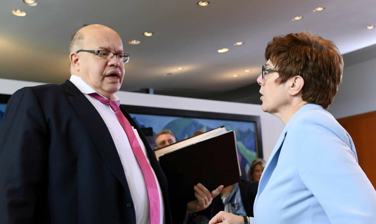 Γιατί αποχωρούν από τη γερμανική Βουλή ο Αλτμάιερ και η Κραμπ-Καρενμπάουερ